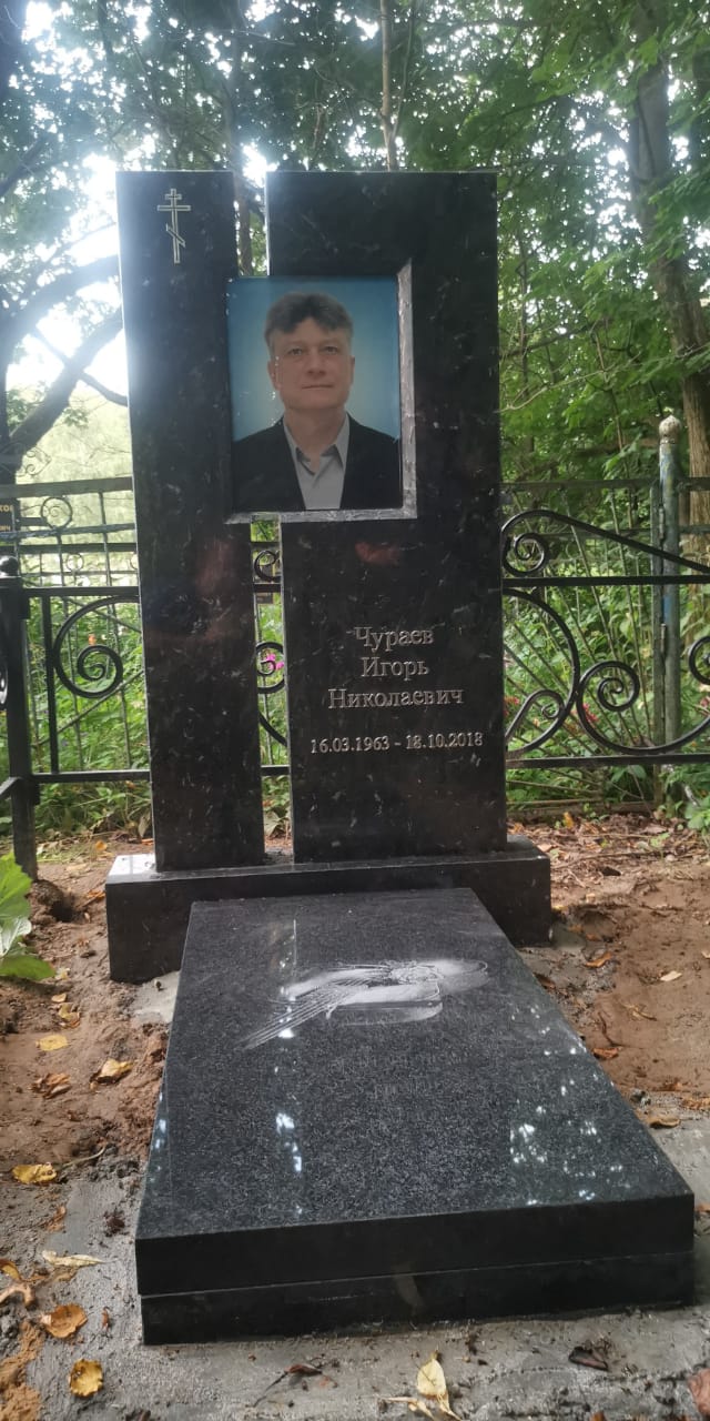 Угловой памятник на могилу 18851