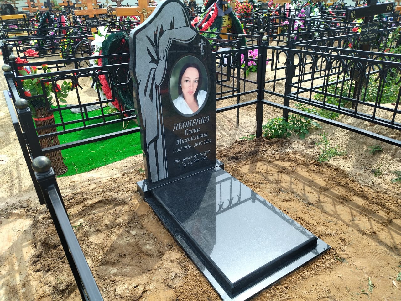 памятник со скорбящей из гранита 11204