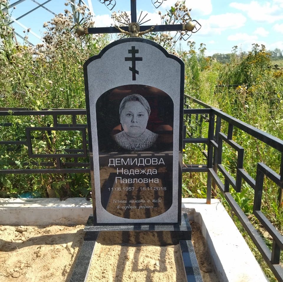 надгробный памятник в форме облаков православный