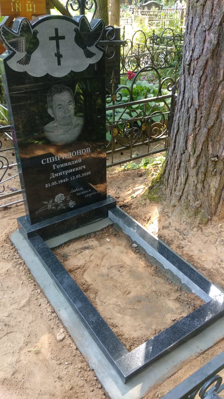 Памятник с голубями № 10417