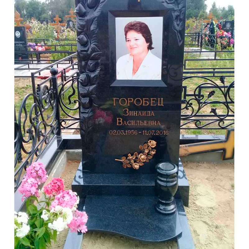 цветник с плиткой на могилу бюджетный