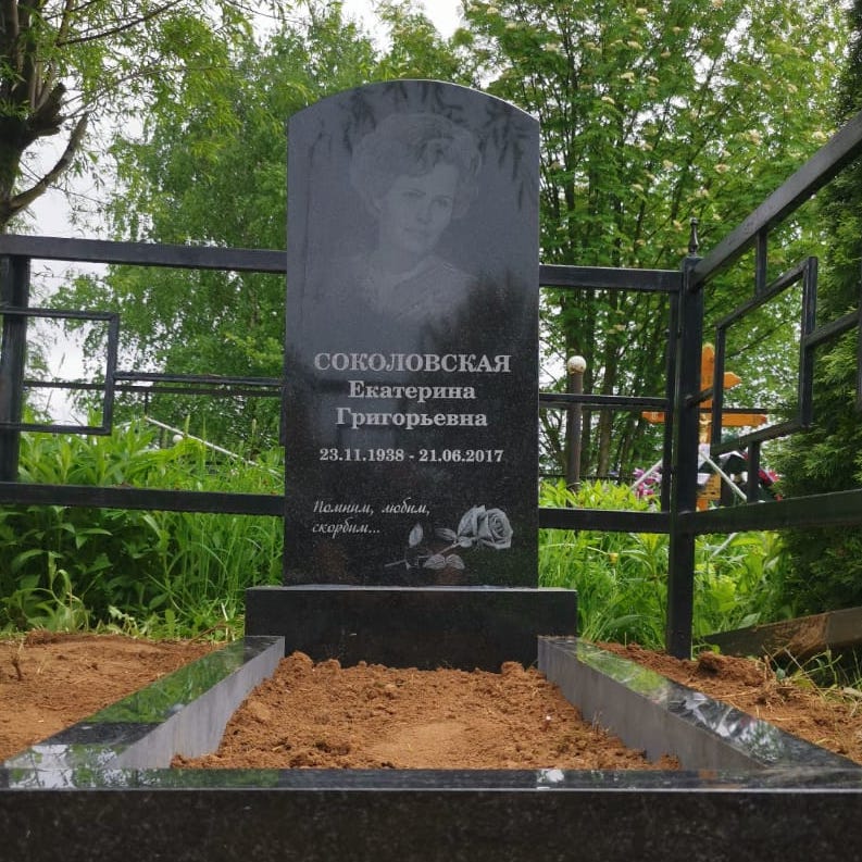 Гравировка красивой розы на стеле памятника