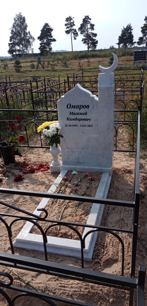 Памятник мусульманский с месяцем из гранита