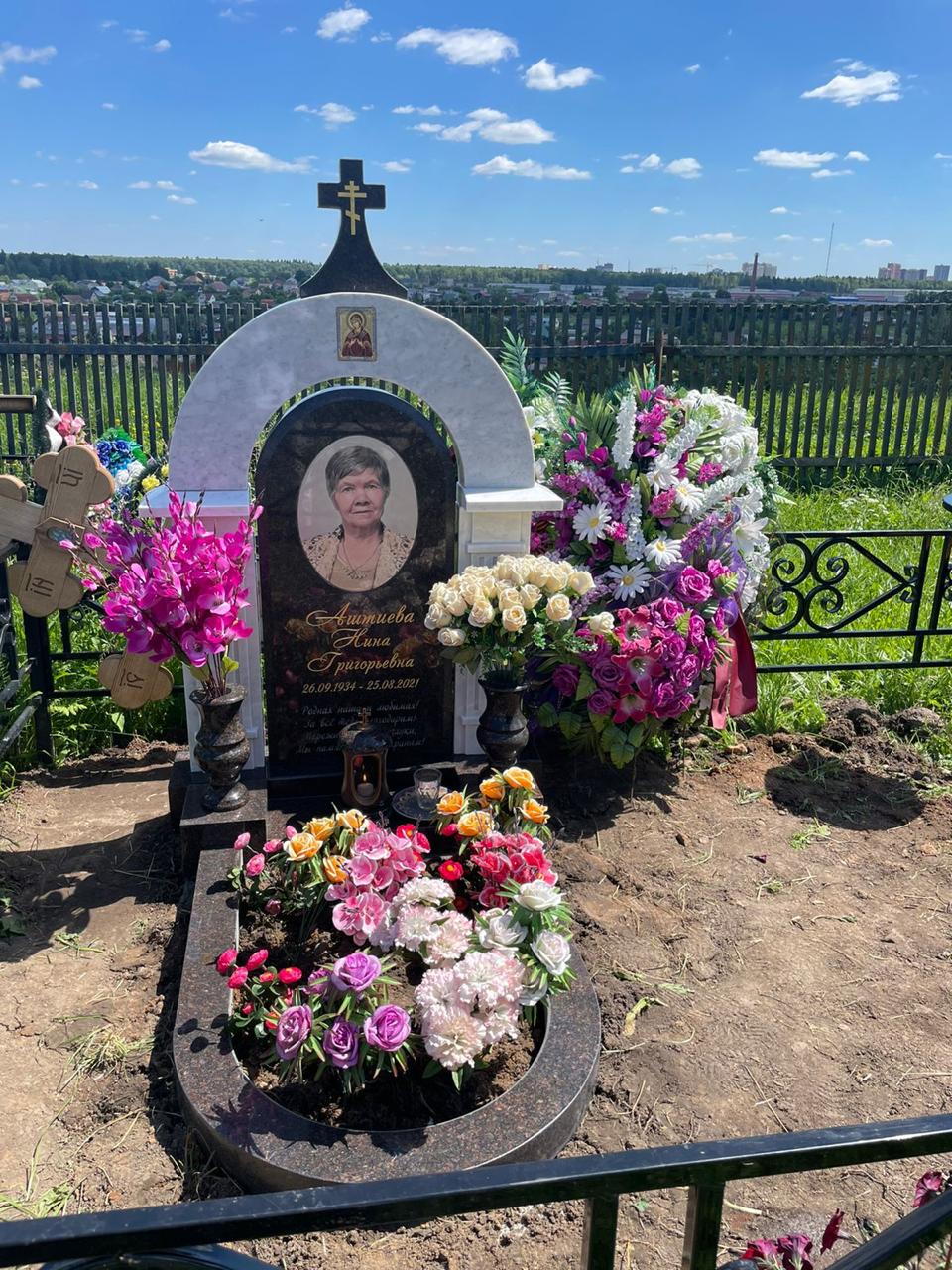 Памятник аркой с пилястрами на могилу