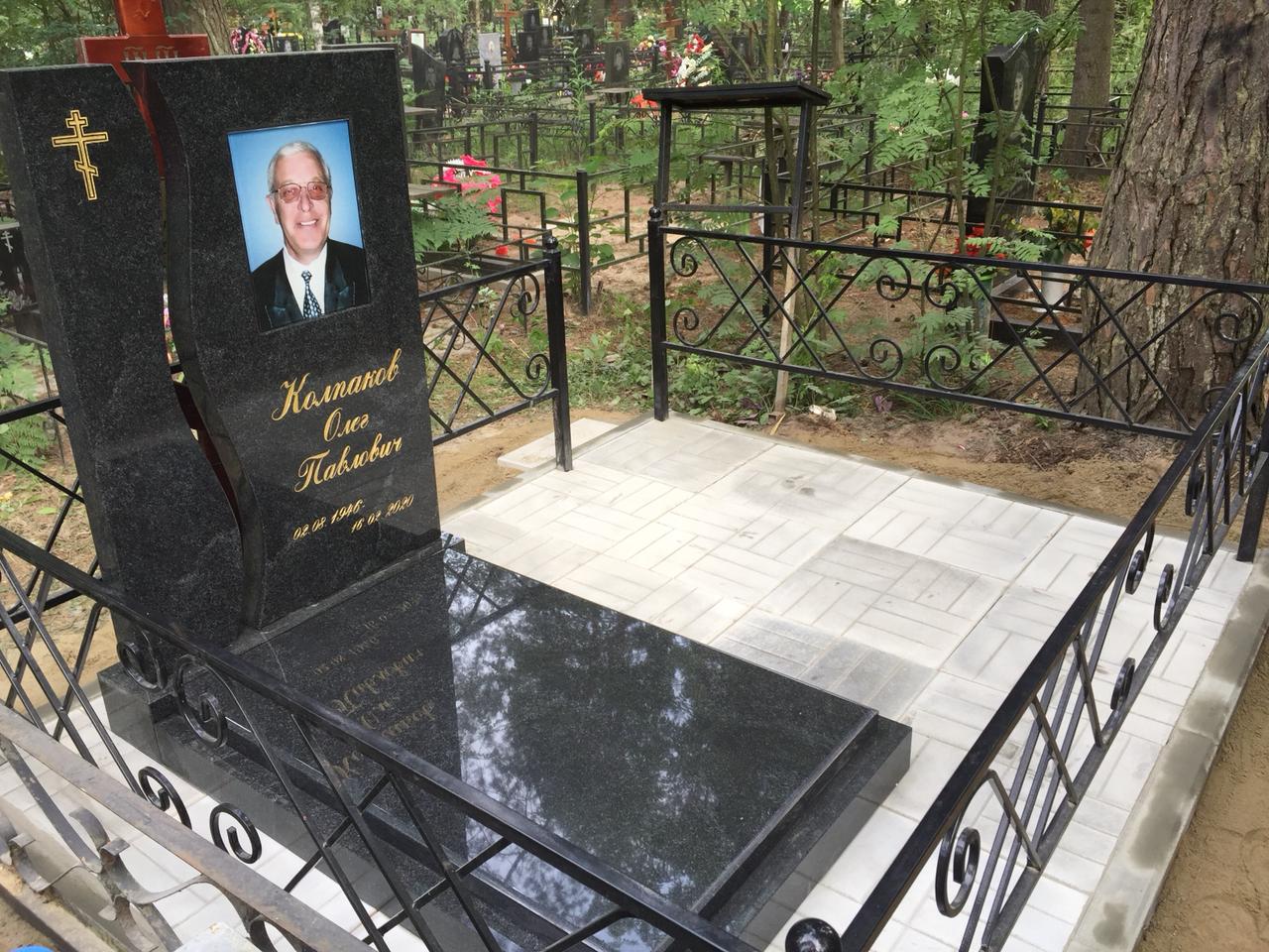 Гранитный мемориал с брусчаткой и гранитными поребриками