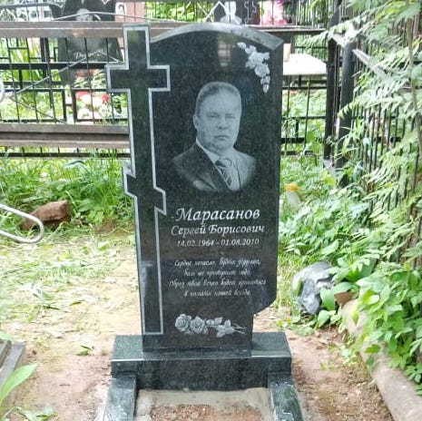 православное надгробие с крестом сбоку