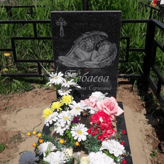 маленький памятник на могилу