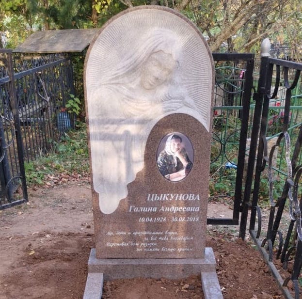 Памятник со скорбящей резной