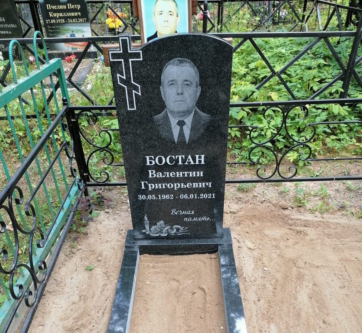 Свеча с лентой и гвоздиками на памятник