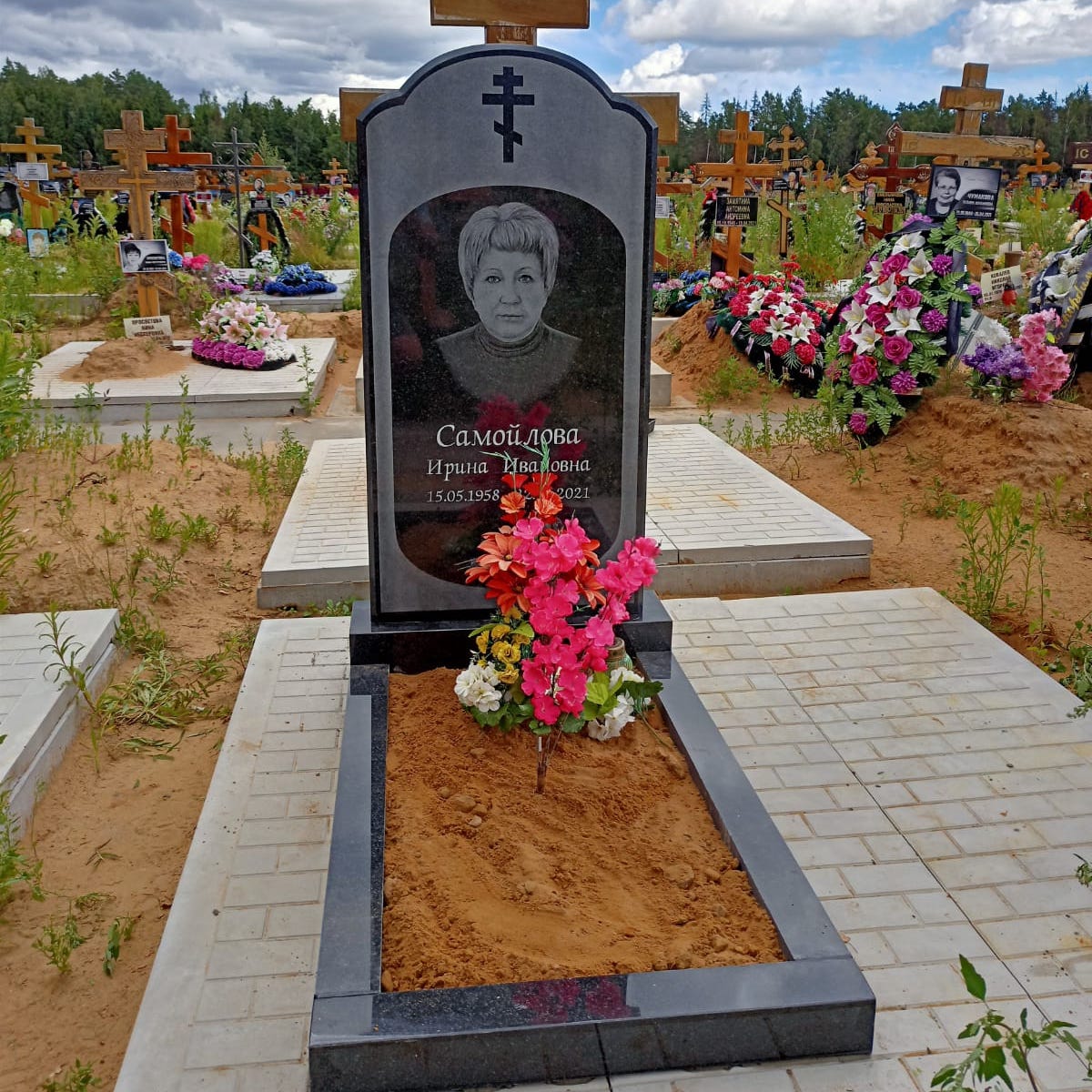 надгробный памятник в форме облаков православный