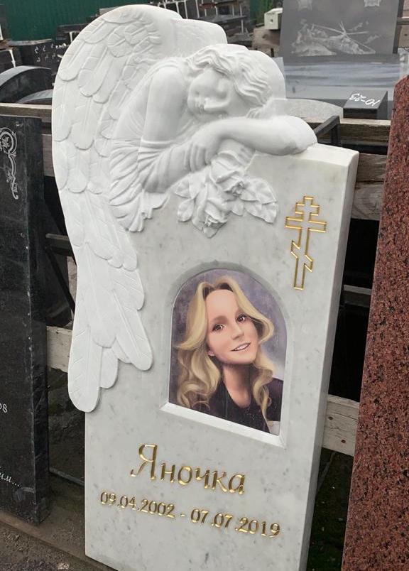 Памятник ангел с розами