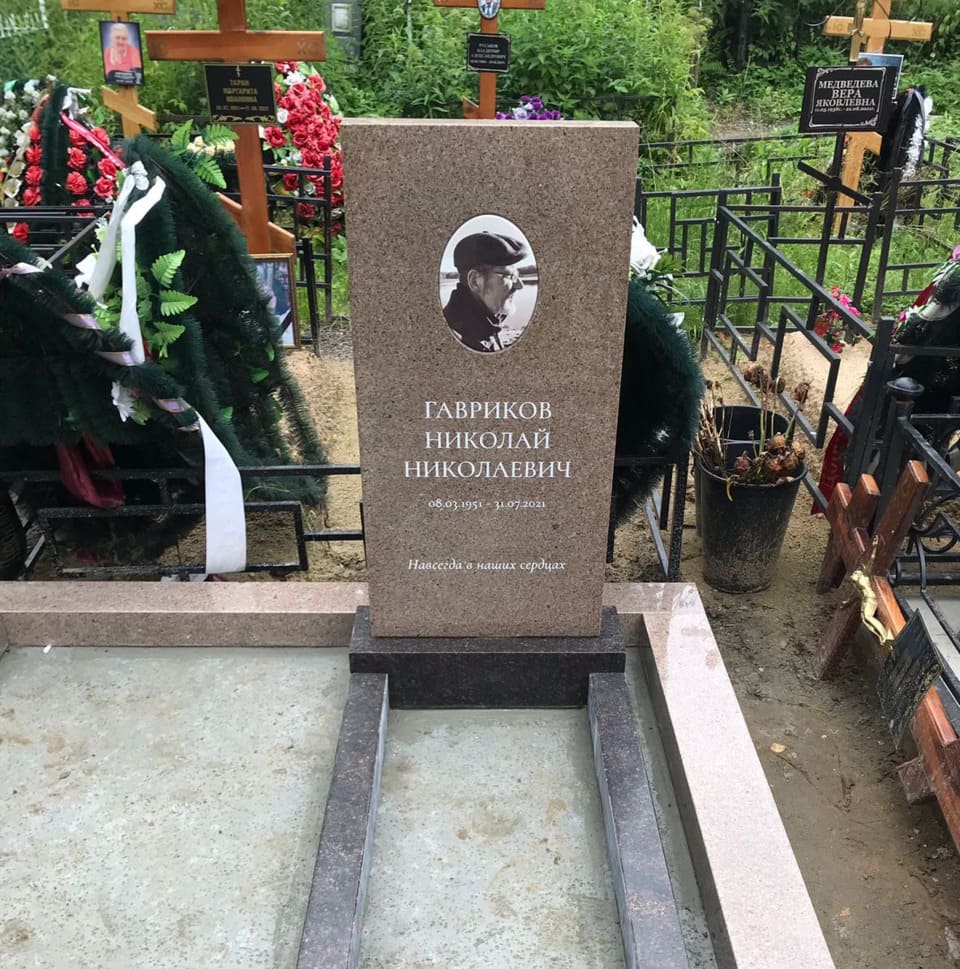 Памятник прямой на могилу 