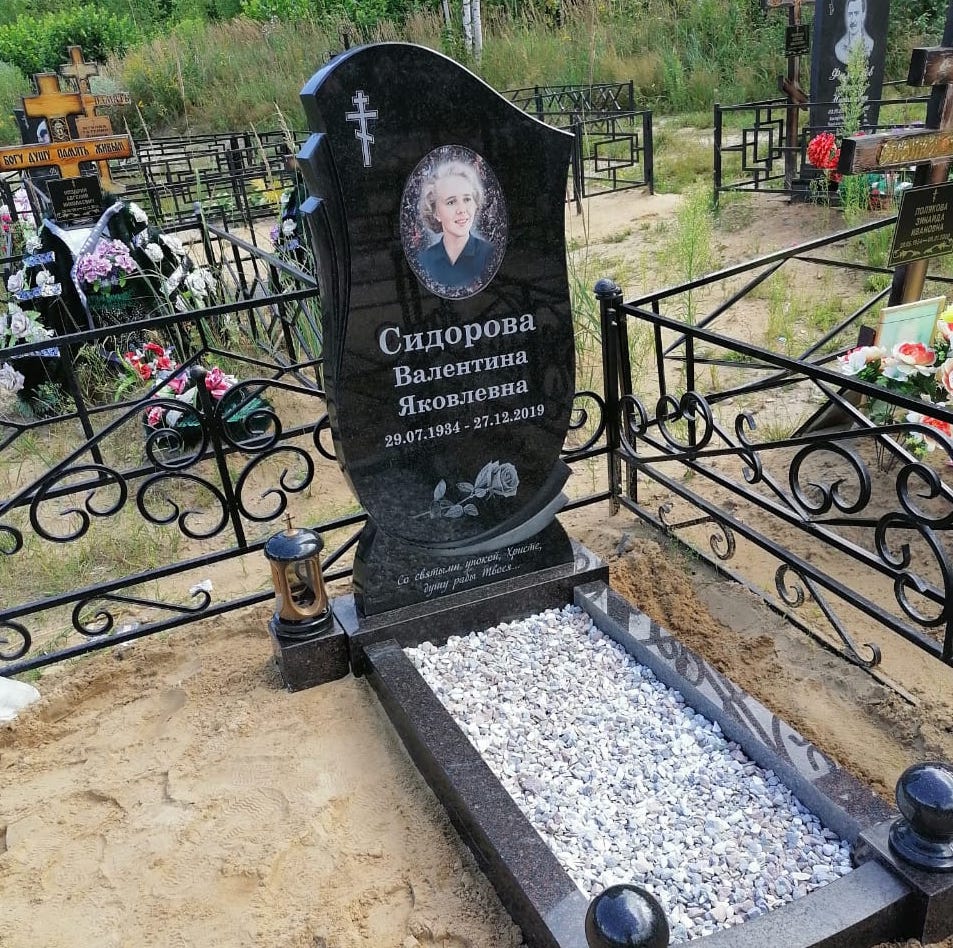 Гравировка красивой розы на стеле памятника