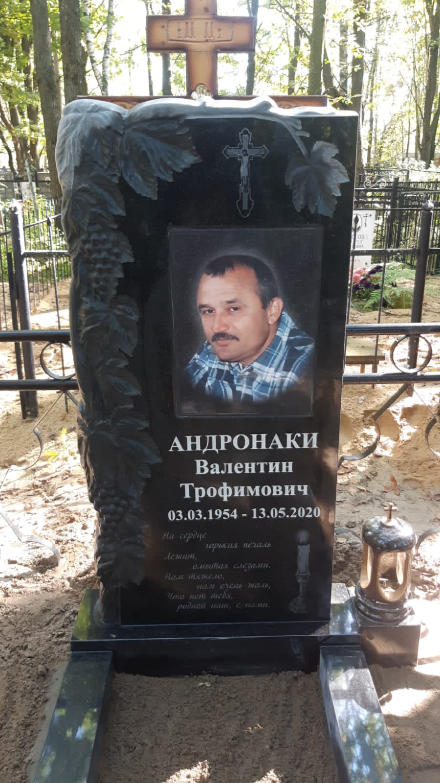 Памятник с виноградом резной