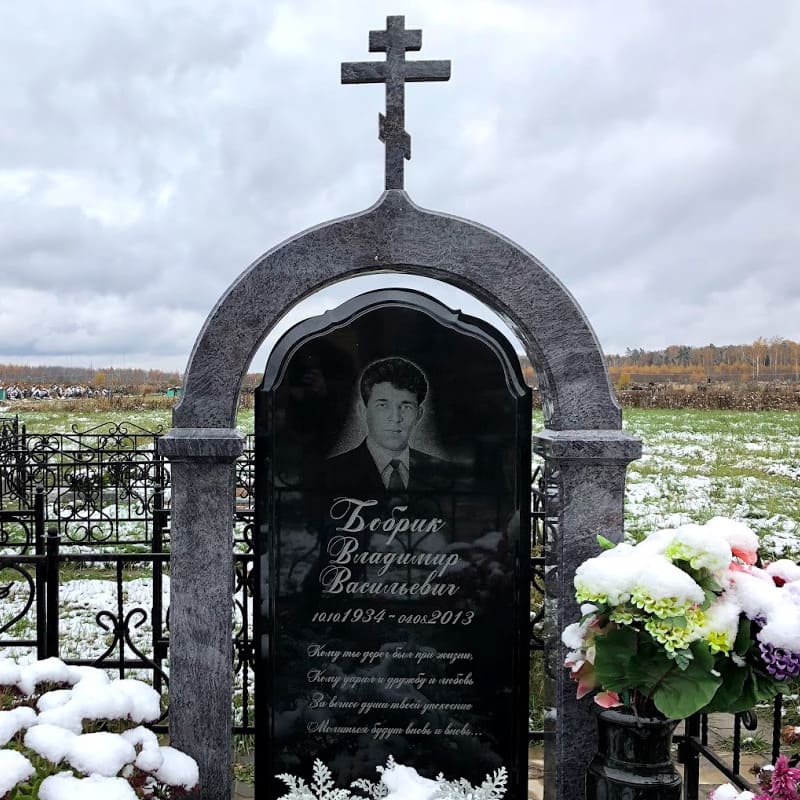 надгробный памятник в форме облаков