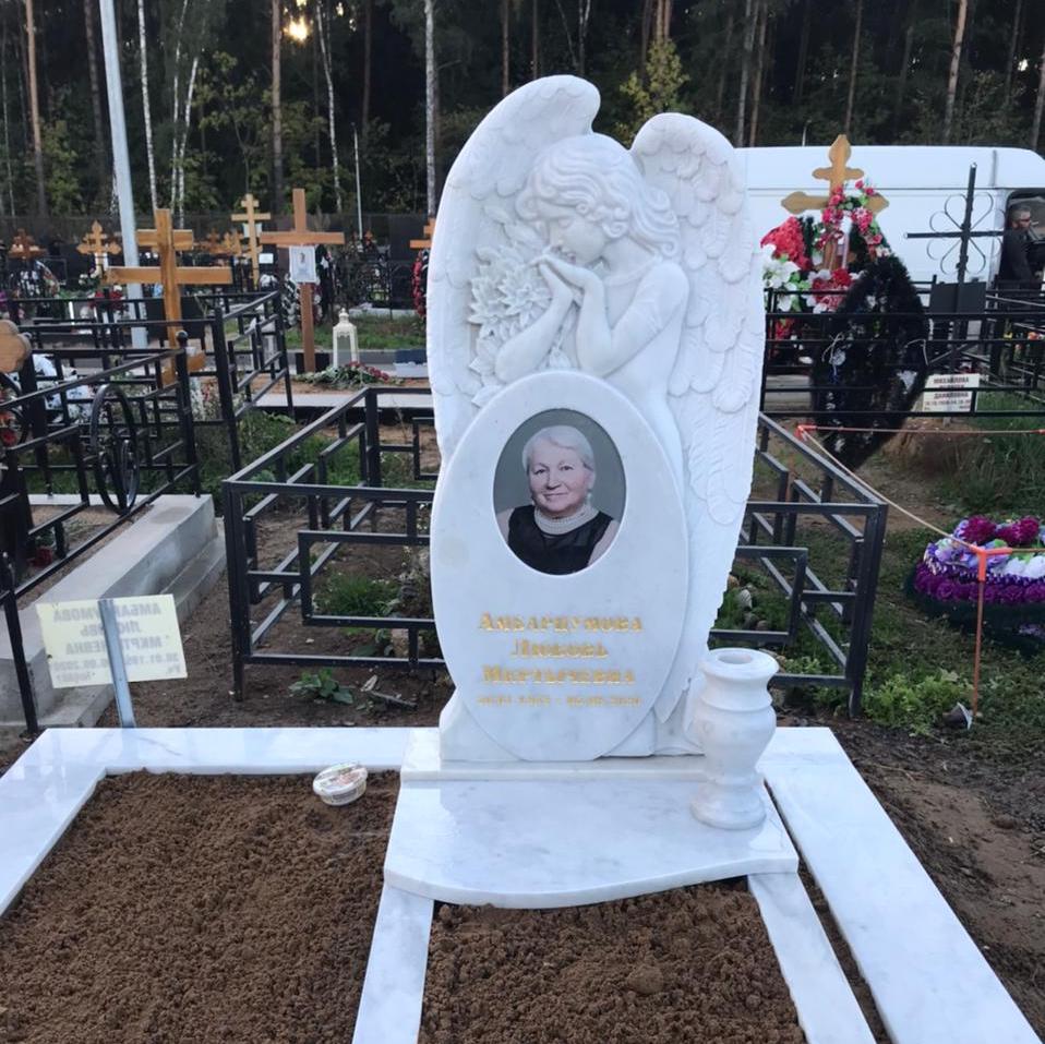 цветник с плиткой на могилу бюджетный