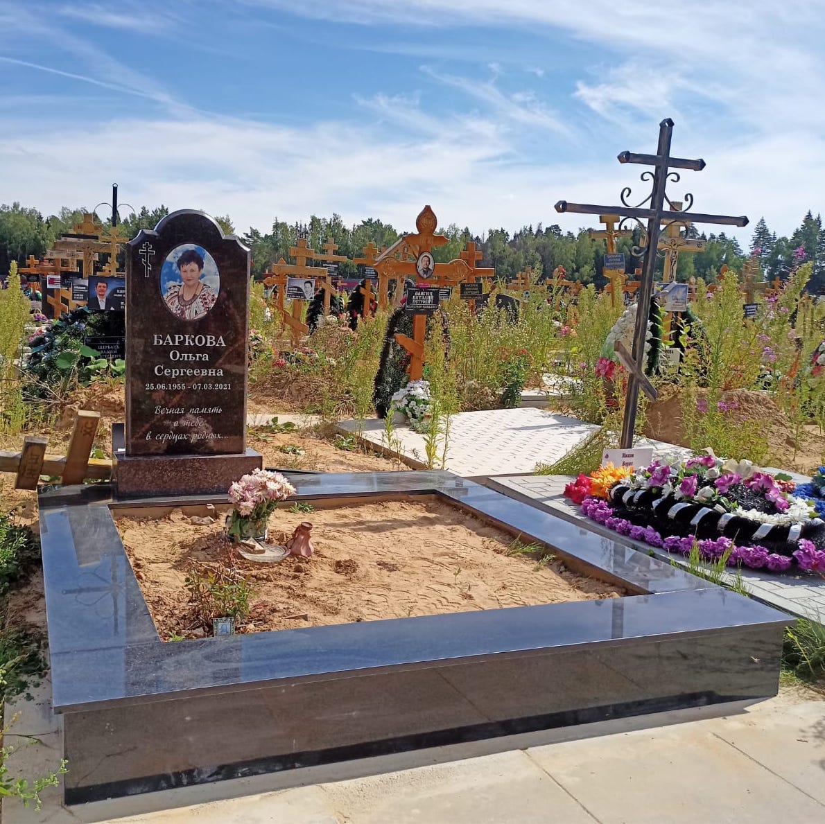 фигурное надгробие на могилу