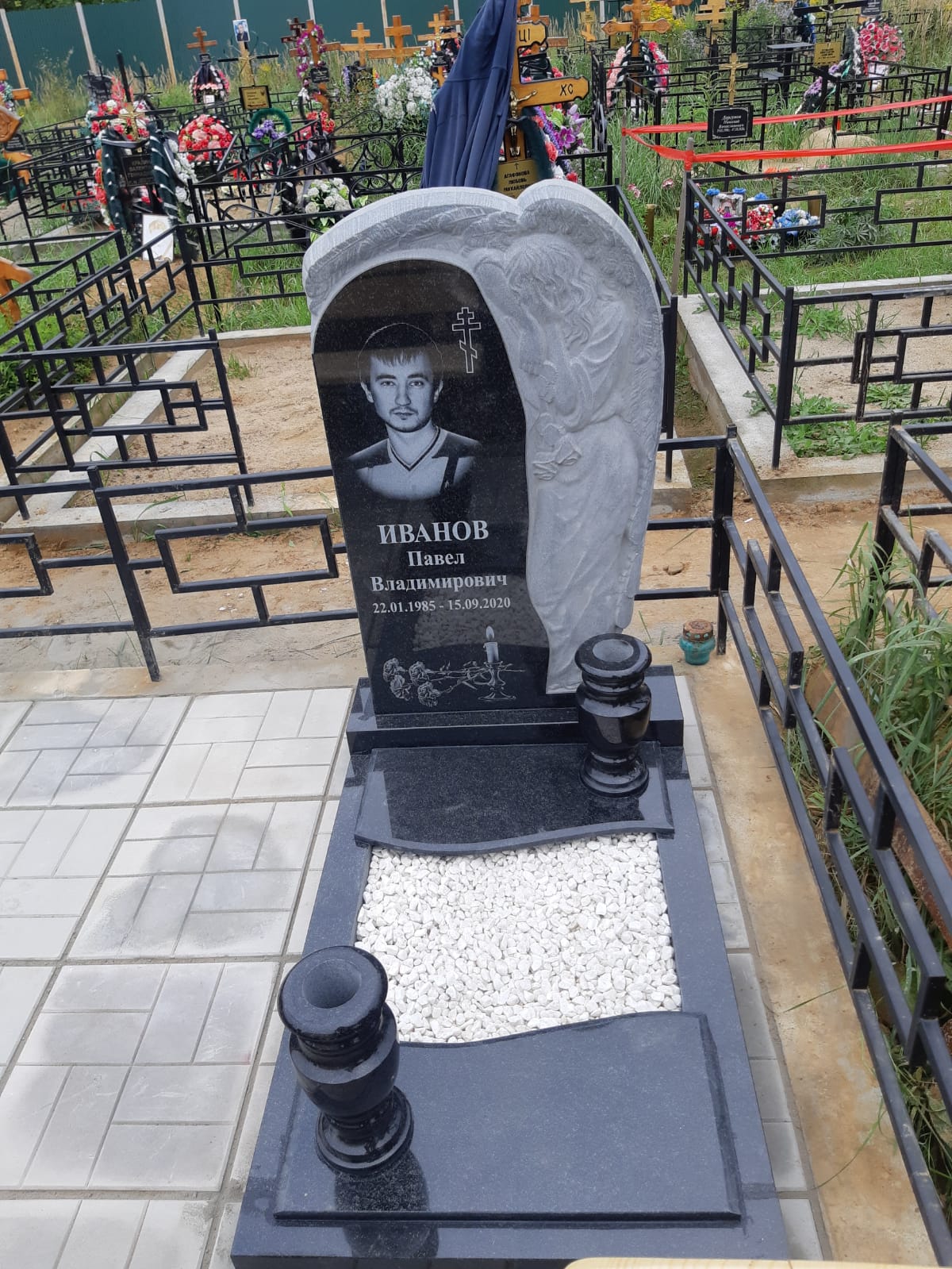 Закрытая цветочница на кладбище