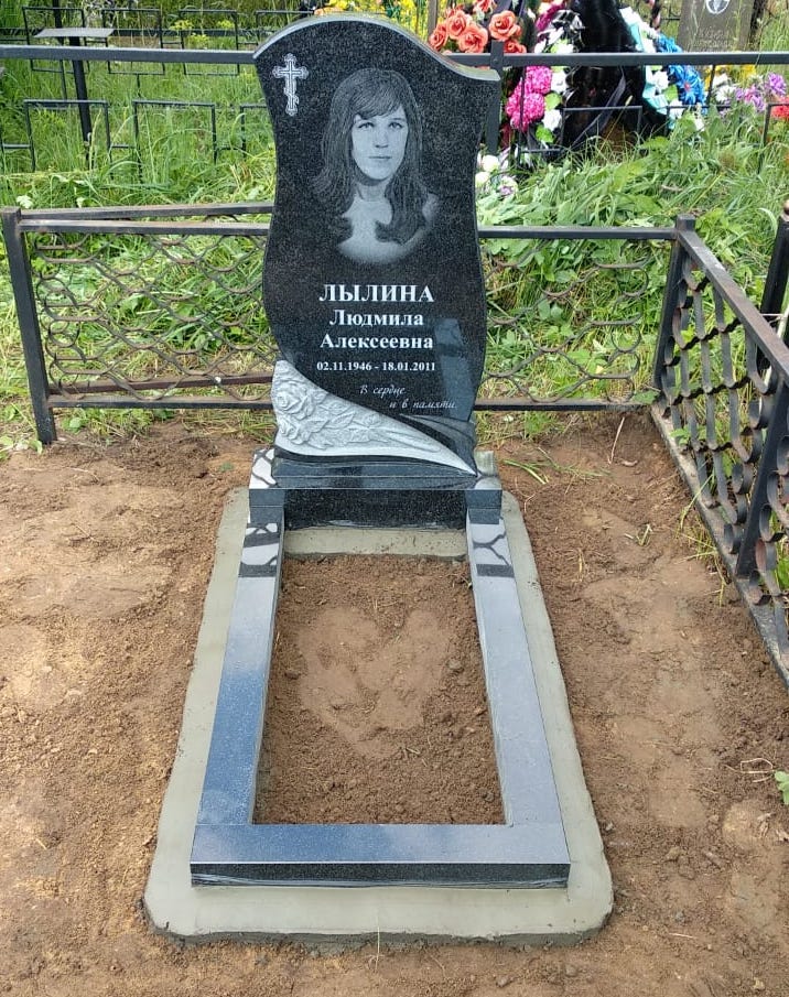 Памятник с резными розами 12505