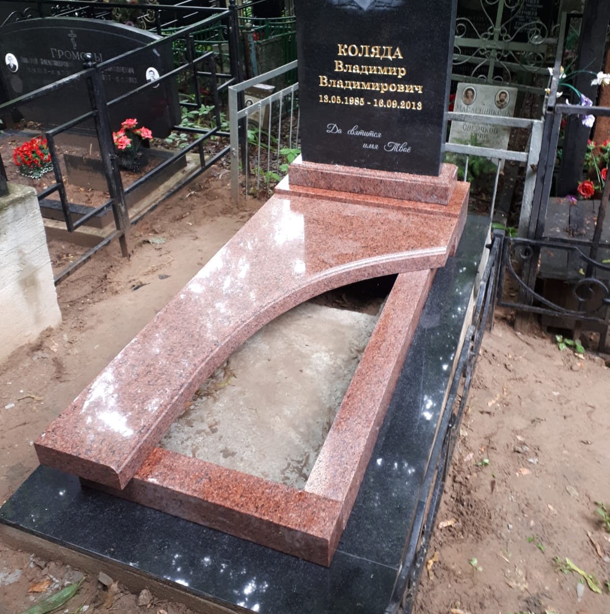 Цветочница 81017 с надгробной плитой