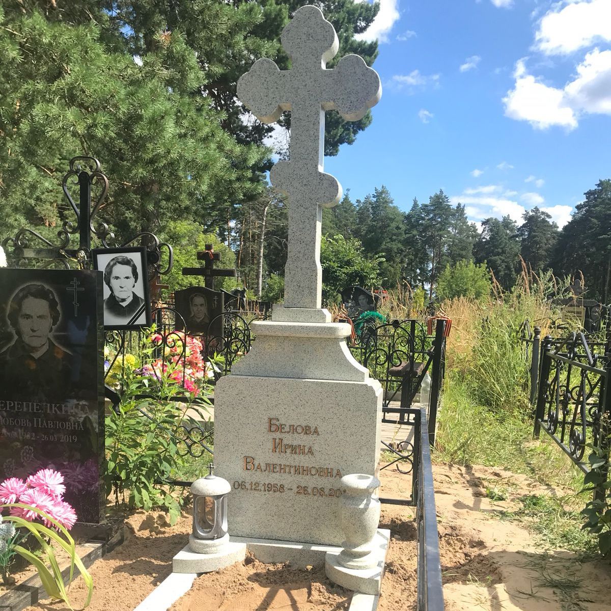 Голгофа-минарет с крестом на могилу