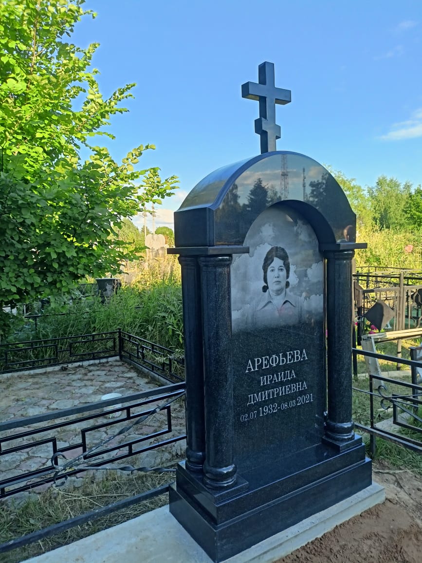 Часовня с колоннами и аркой на могилу 18780