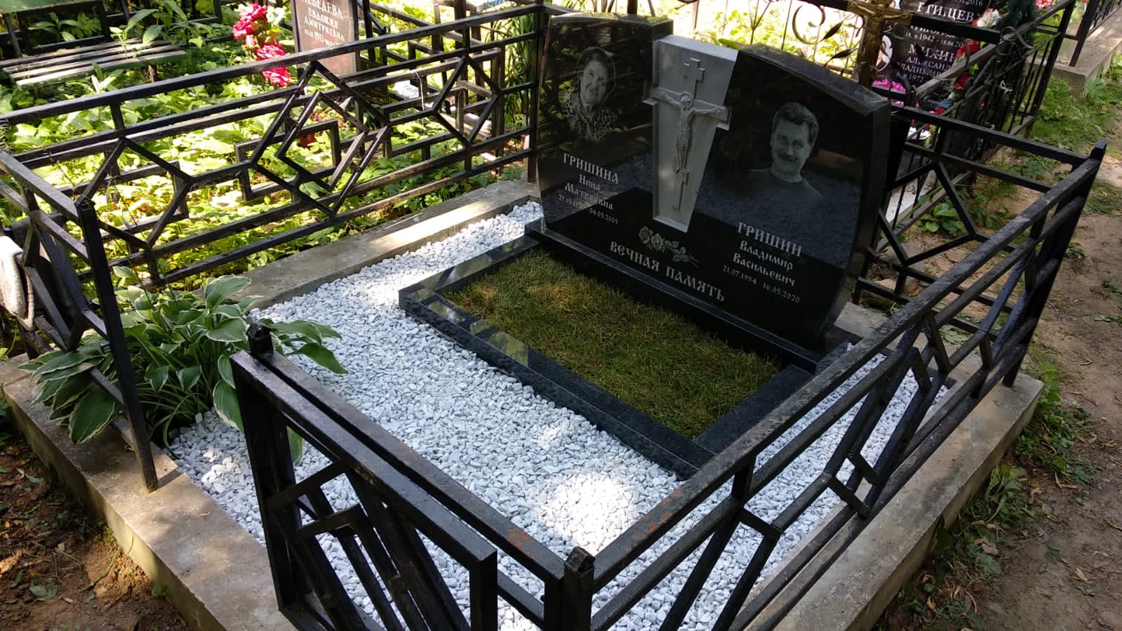 Двойной цветник на могилу