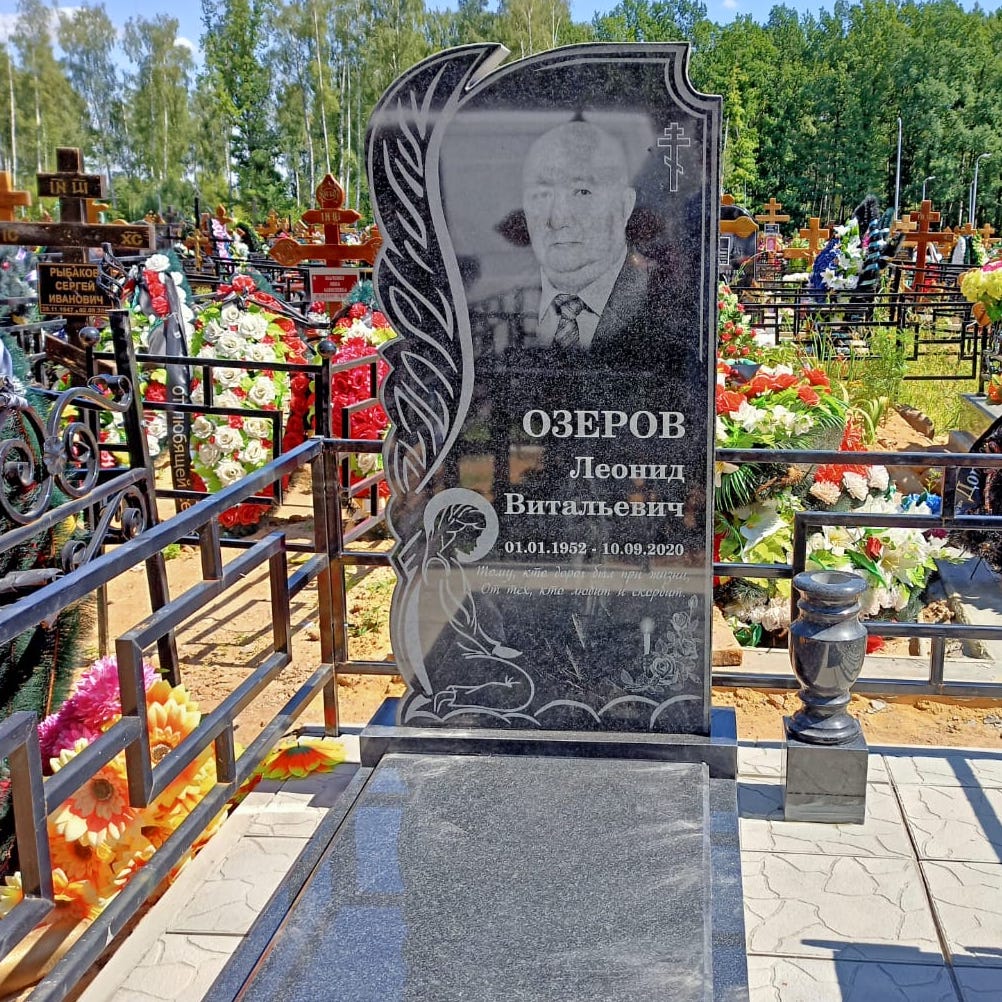 памятник с ангелом скорбящим