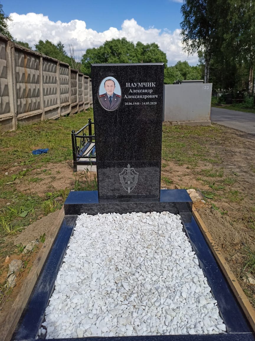 Памятник прямой на могилу 