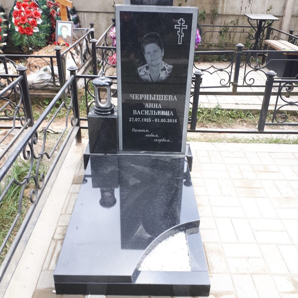 Цветочница 81017 с надгробной плитой