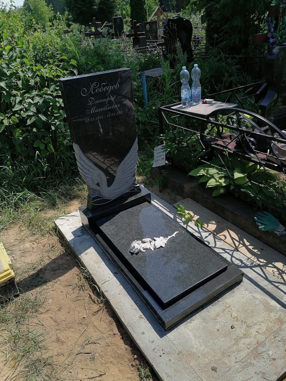 Памятник с лебедем на могилу