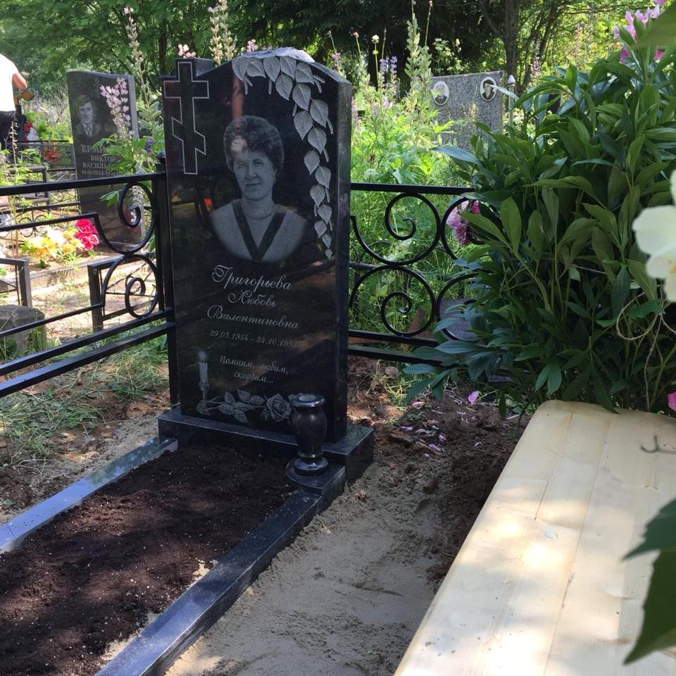 Памятник с веткой березы и крестом