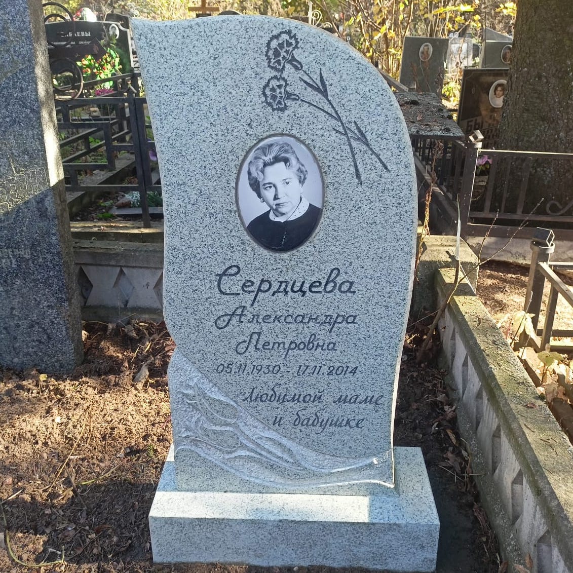памятник с розами полированными