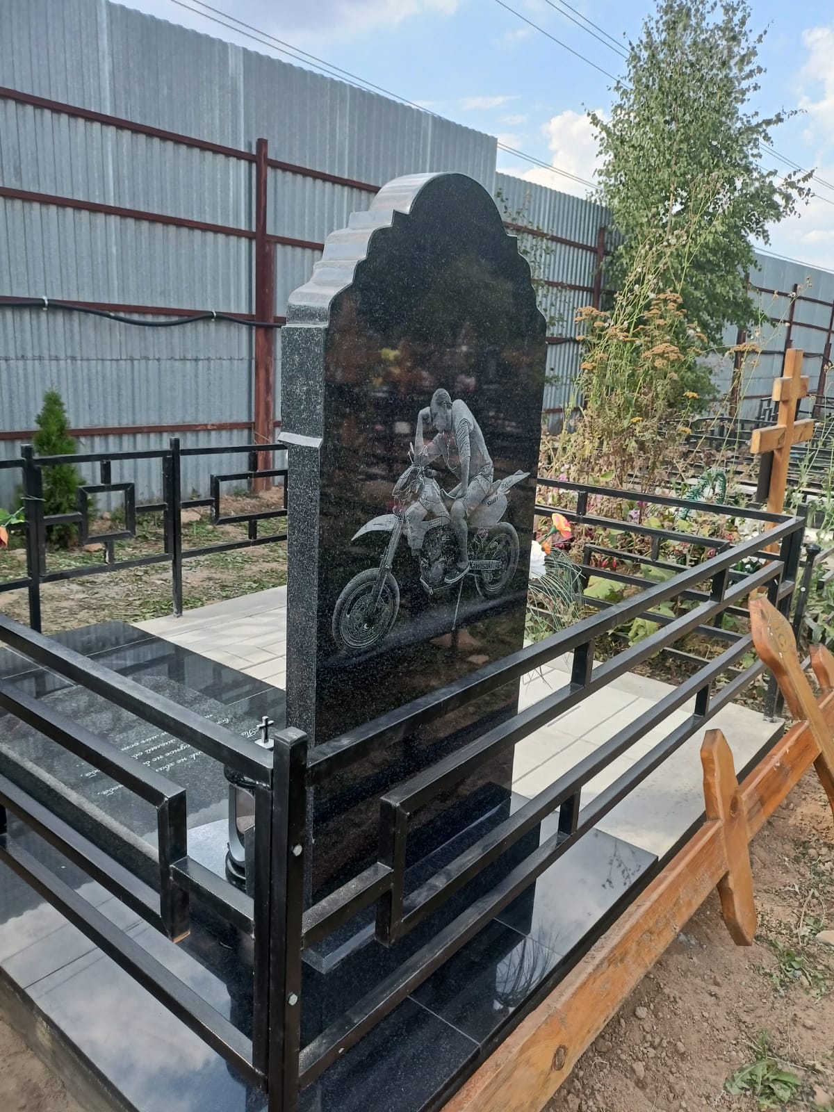 Памятник резной православный с узорами