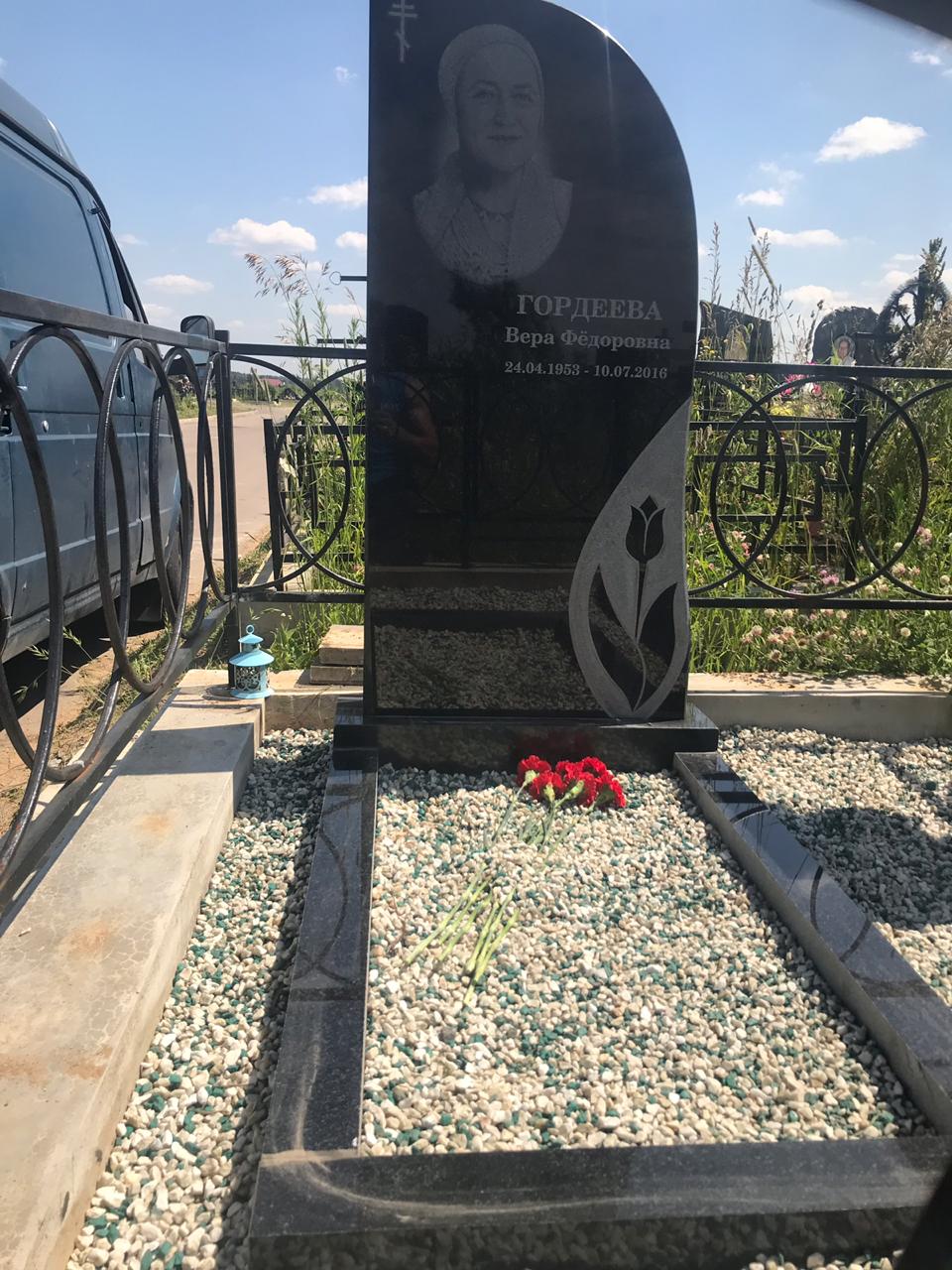 памятник с тюльпаном на могилу