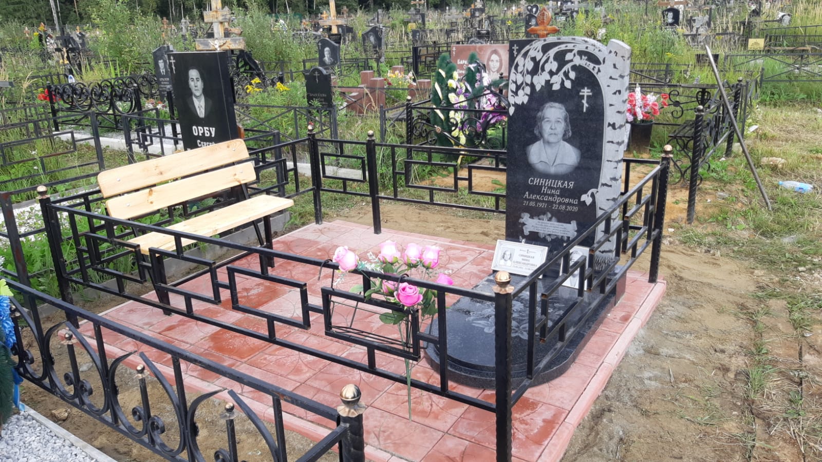 отмостка захоронения тротуарной плиткой