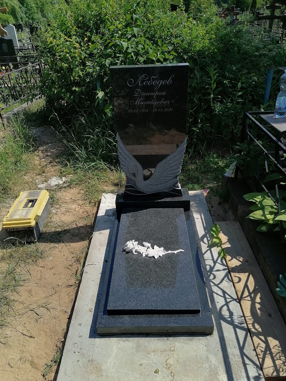 Памятник с лебедем на могилу