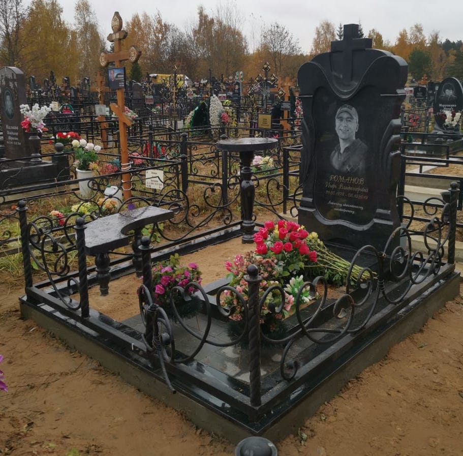 лавочка из черного гранита ритуальная