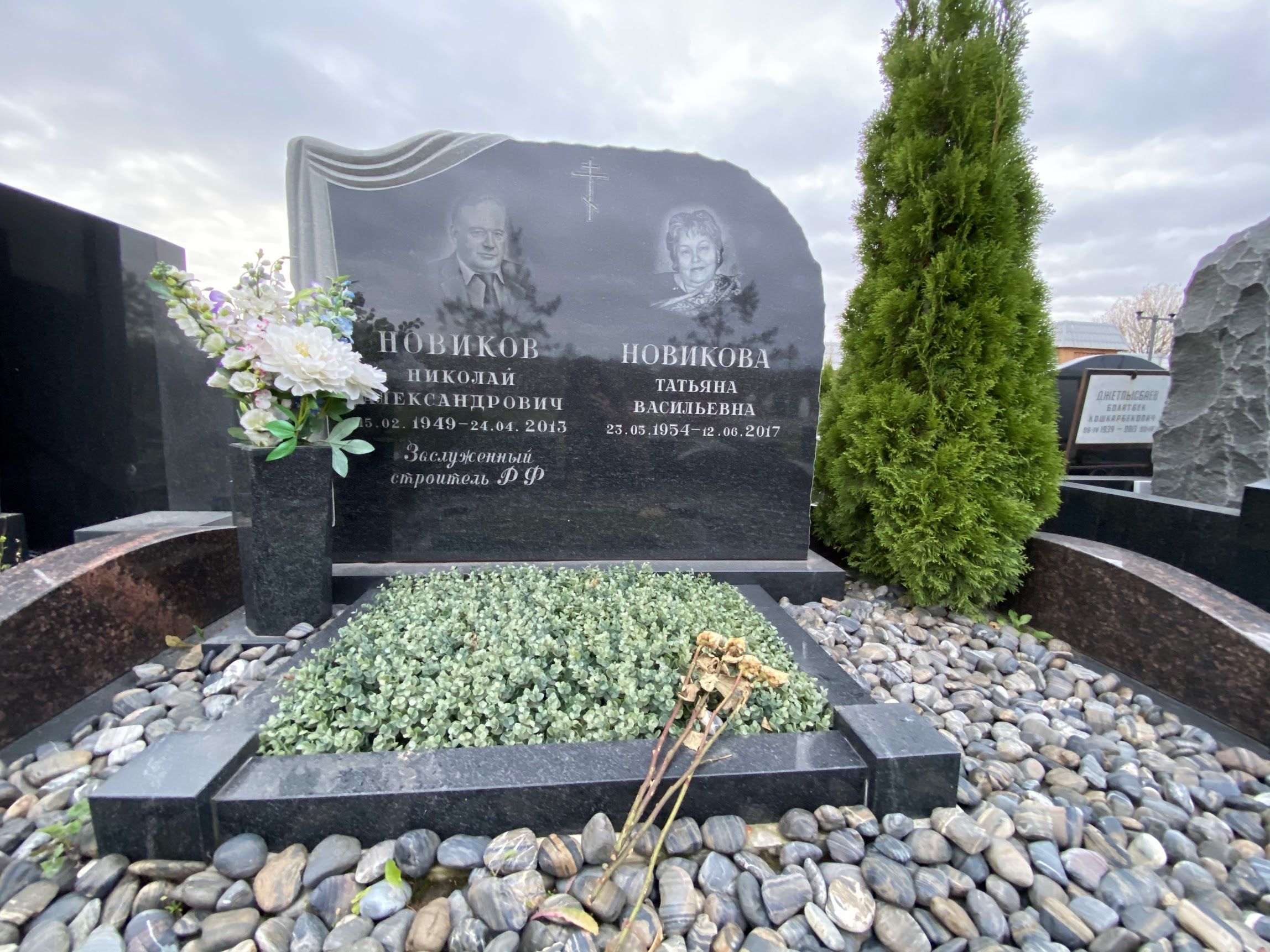 Цветочница на могилу с кубиками