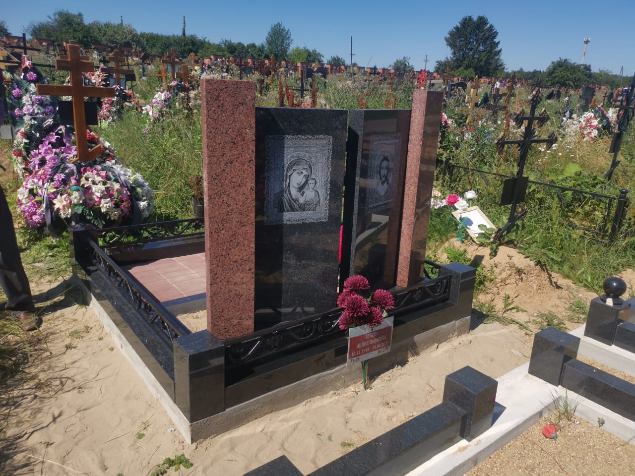 Православный комбинированный памятник с крестом на могилу