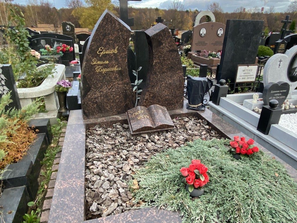 Мульча на кладбище укладка