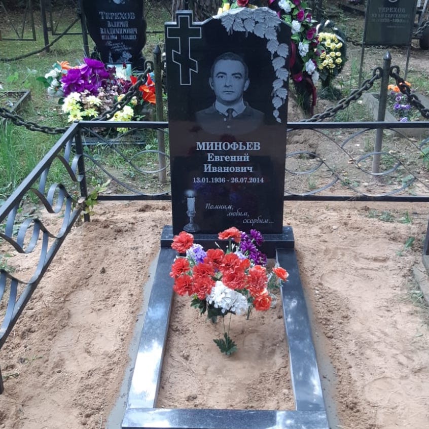 Памятник с веткой березы и крестом