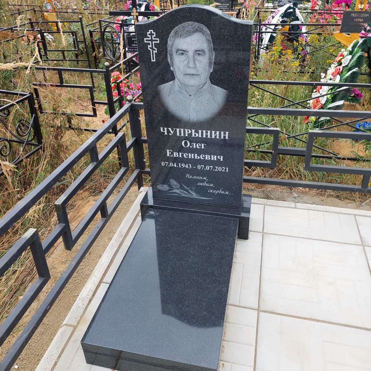 Картинка с тюльпанами на памятник