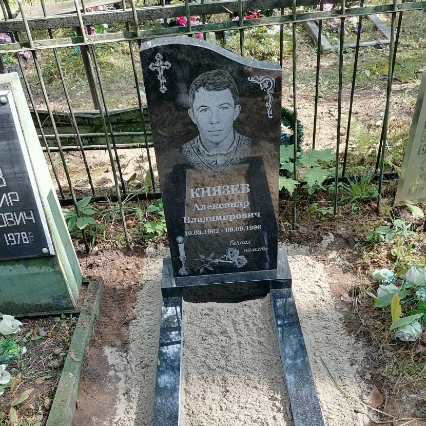 памятник надгробный волной