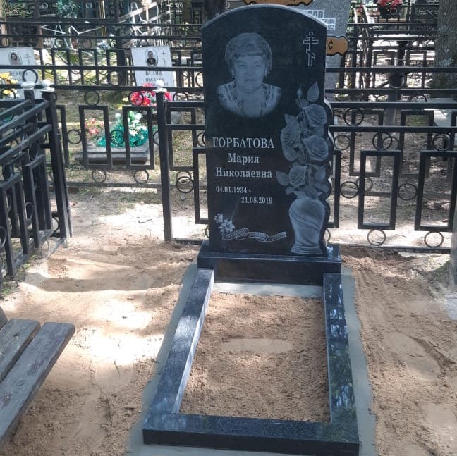 Памятник с вазой и цветами