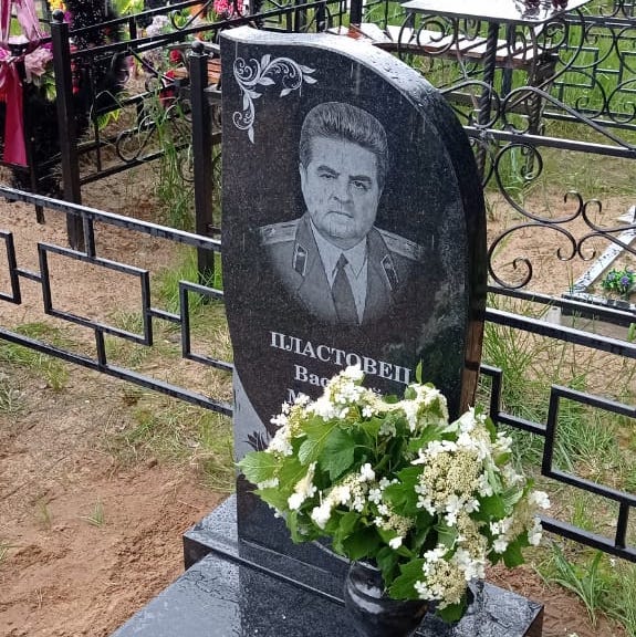 Виньетка-цветок на памятник из гранита