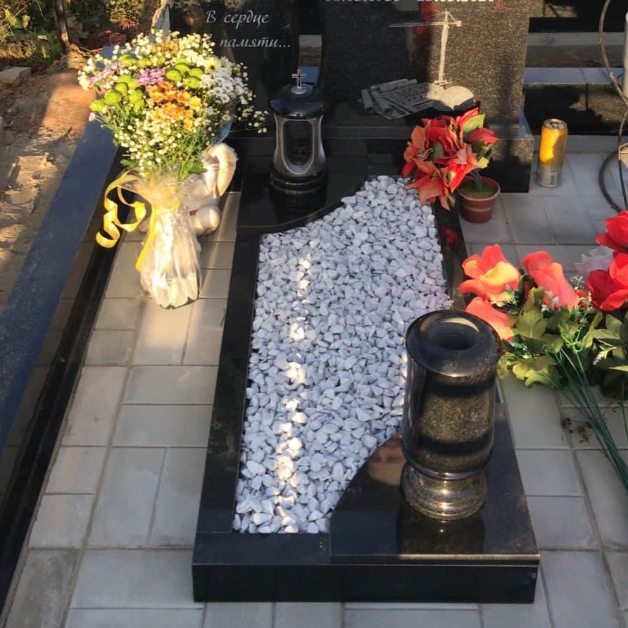 Памятник с подставками под вазы 81032