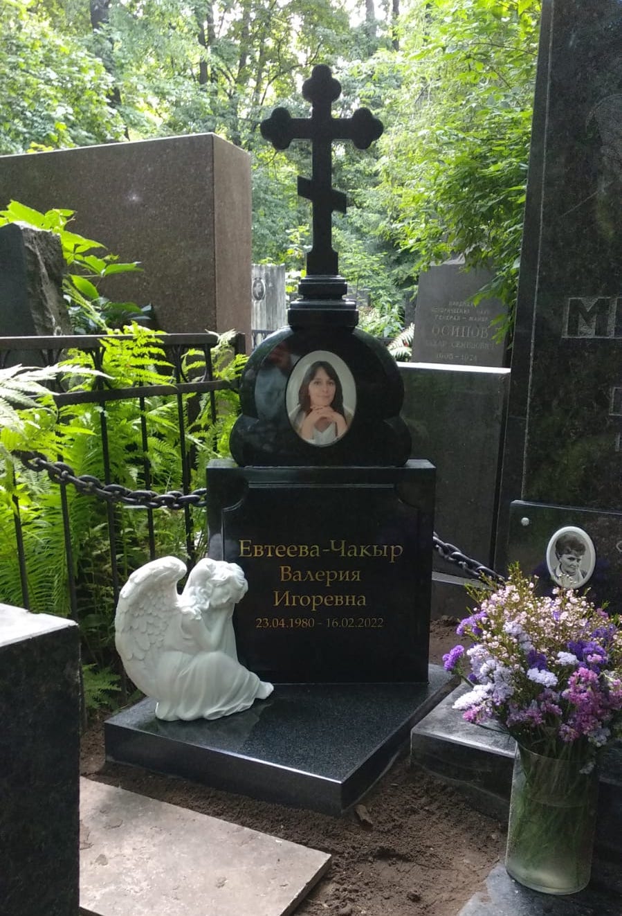 Памятник-голгофа с крестом на могилу