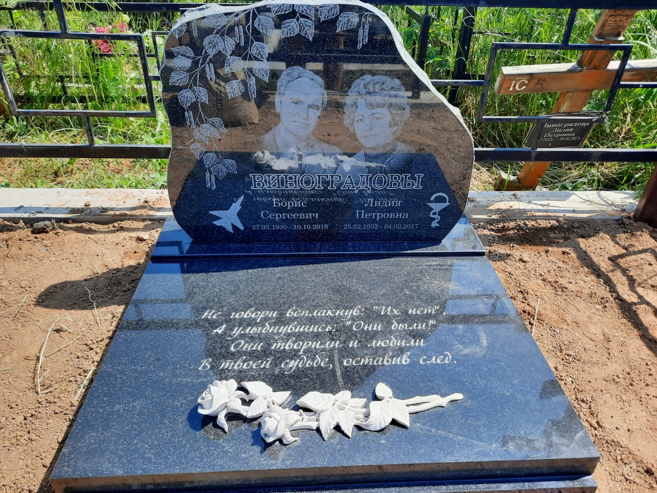 розы на памятник белые
