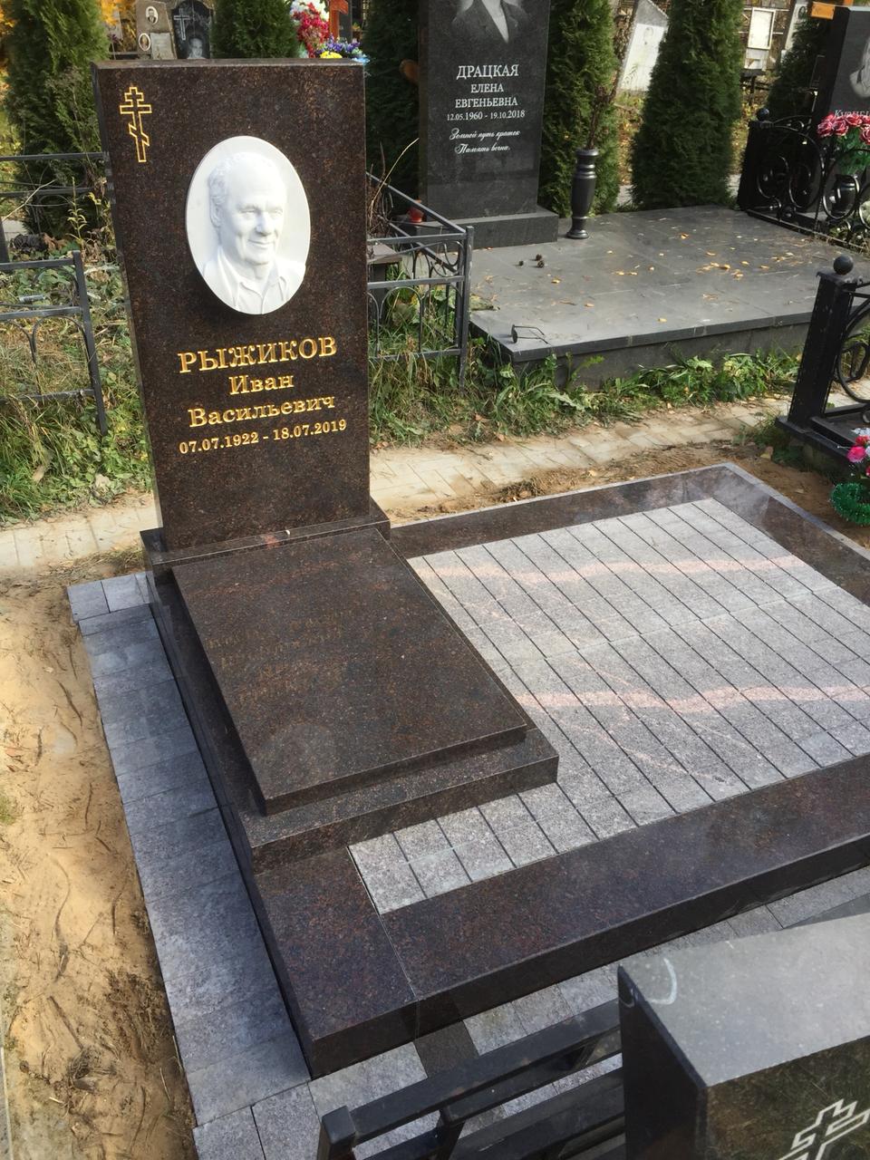 закрытый цветник на могилу